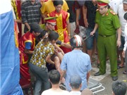 Bóng đá anh, ngoại hạng anh, lịch thi đấu euro 2012, Trâu chọi phá rào húc thủng đùi 2 khán giả